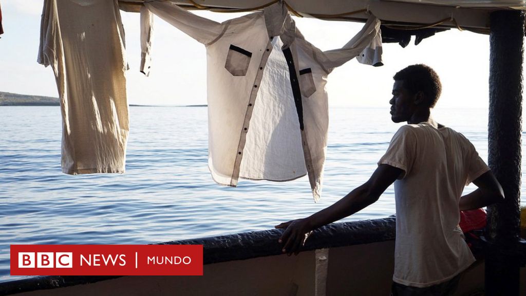 Qual è la situazione della Open Arms, la nave che ha trasportato più di cento migranti per 3 settimane e alla quale l’Italia non ha permesso lo sbarco?