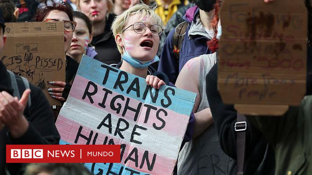 Fútbol y baños: dos consecuencias concretas que está teniendo en Reino Unido la definición legal de mujeres por el sexo biológico