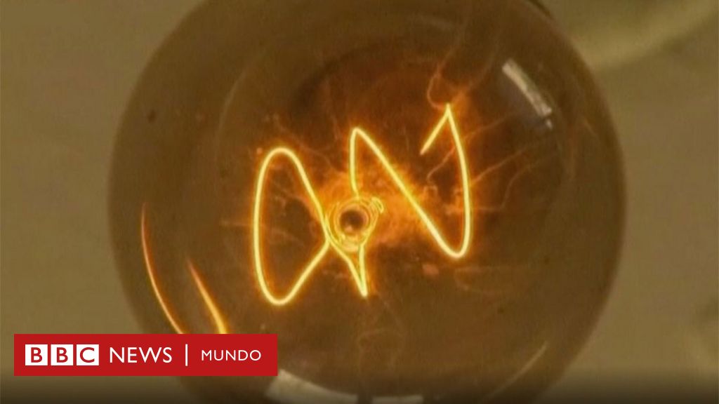 El enigma de la bombilla de luz que desde BBC News