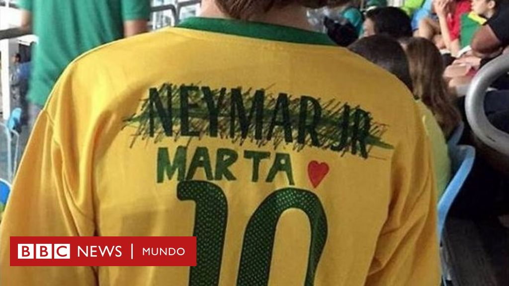 Por qué en las Olimpiadas de Río hay brasileños que están tachando el nombre en las camisetas de la selección? - BBC News Mundo