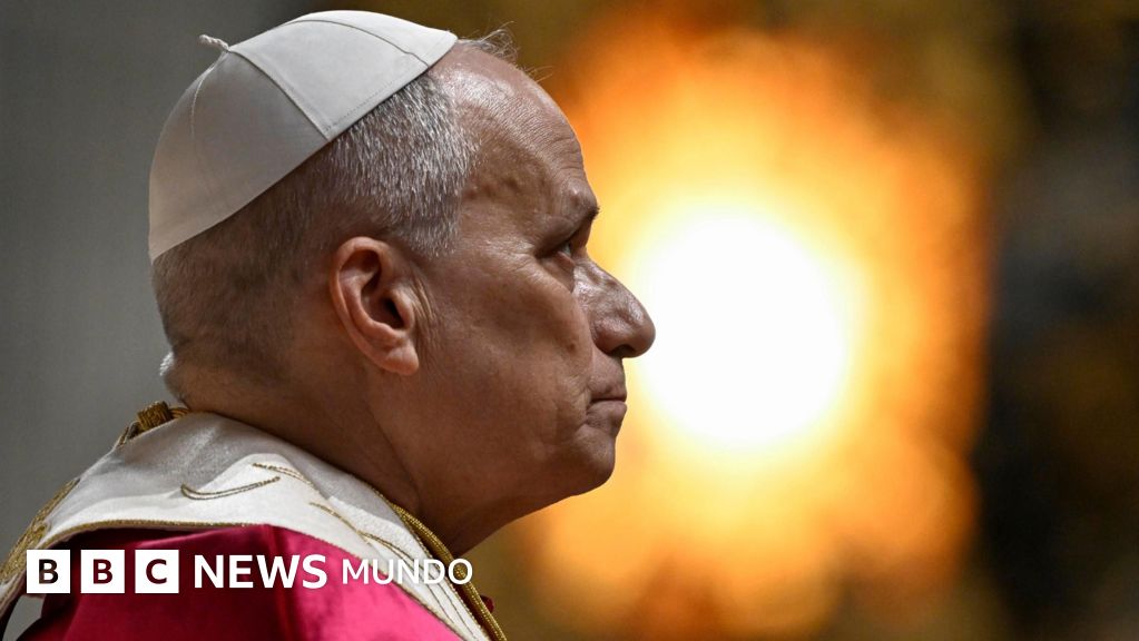 Trump lanza un fuerte ataque contra el papa León XIV por sus críticas a la guerra en Irán, y este responde que "no le tiene miedo"