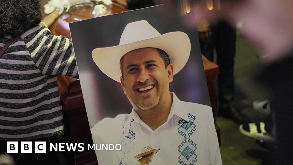 Quién era Carlos Manzo, el alcalde asesinado en México que le había pedido  al gobierno de Sheinbaum apoyo para enfrentar al crimen organizado - BBC  News Mundo