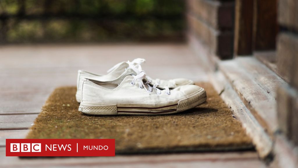 Beneficios de quitarse los zapatos al entrar a casa