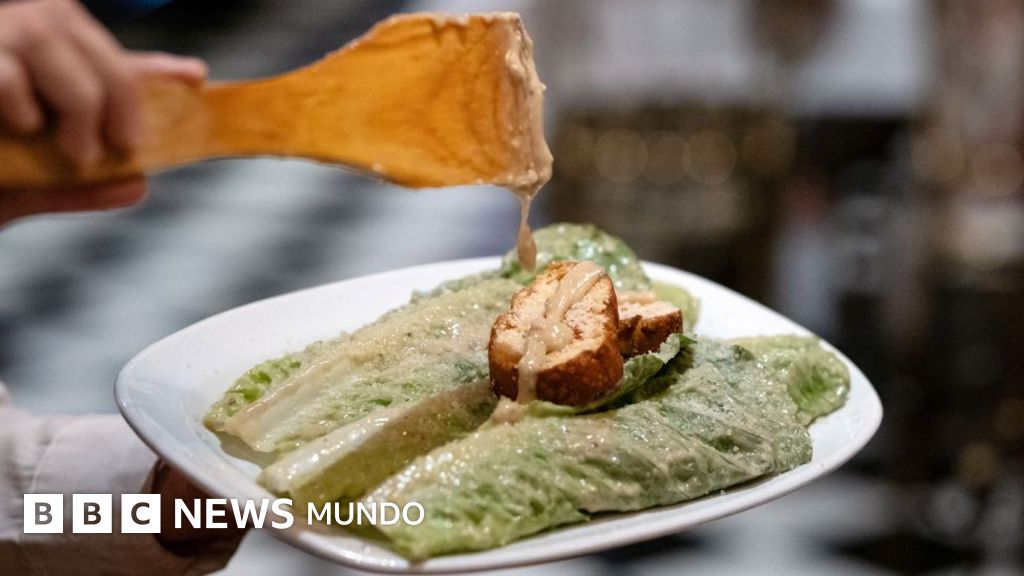 ¿Sabías que la ensalada César nació en México? Descubre su historia
