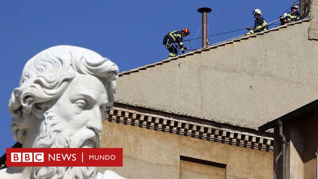 El complejo proceso para crear humo negro o blanco durante el cónclave y por qué el Vaticano no quiere simplificarlo