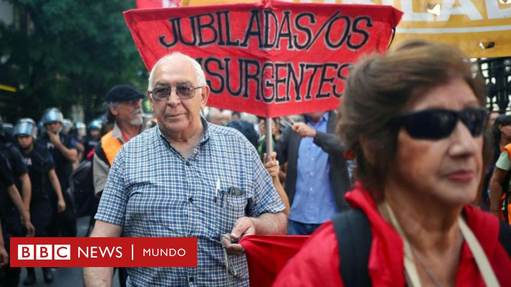 "La mayoría de los jubilados está arañando la línea de pobreza": cómo los adultos mayores se convirtieron en uno de los sectores más perjudicados por las políticas de Javier Milei en Argentina