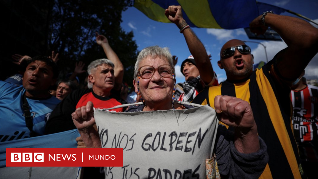 Los "barrabravas" que se unieron a los jubilados en Argentina en una marcha de protesta contra el gobierno de Milei que terminó con graves incidentes