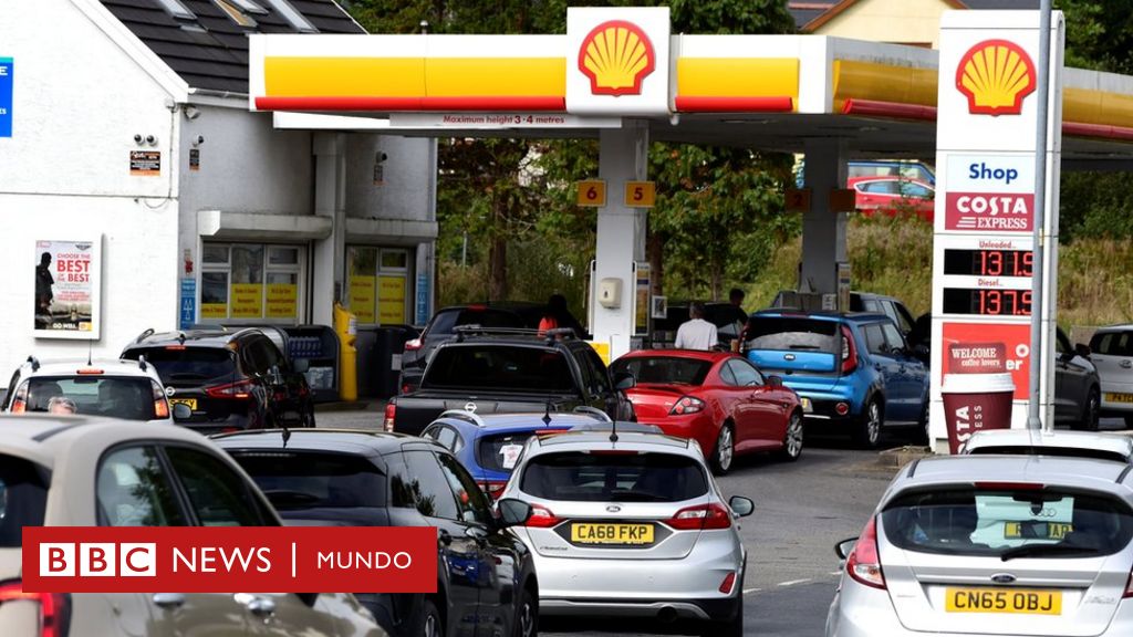 Por qué hay largas filas de autos en las gasolineras de Reino - BBC News Mundo