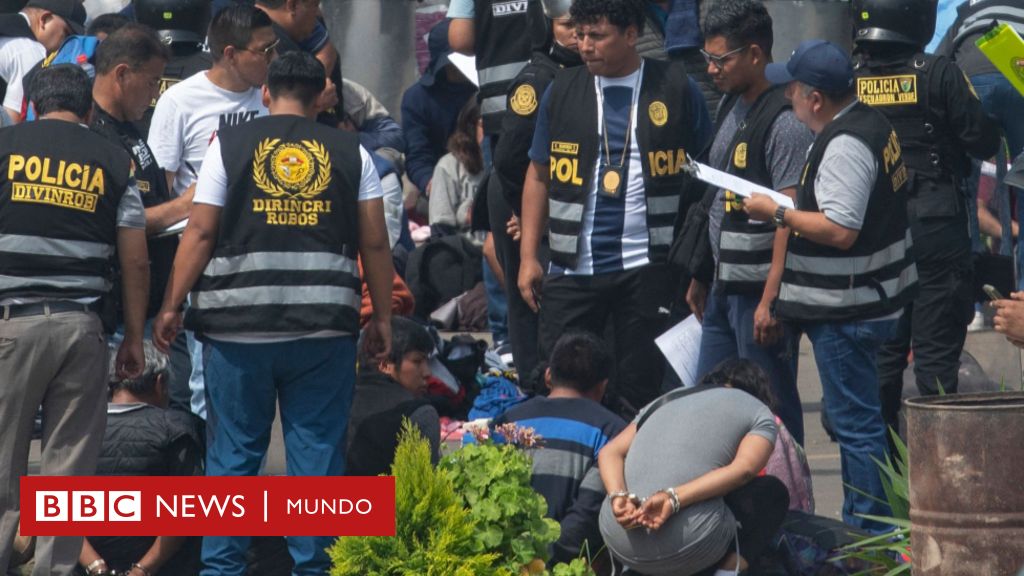 Protestas en Perú: detienen a más de 200 manifestantes en una importante universidad pública en Lima