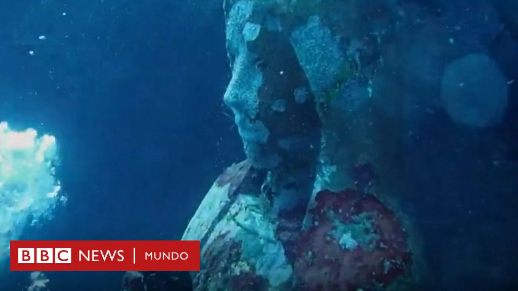 estatua de jesus bajo el agua