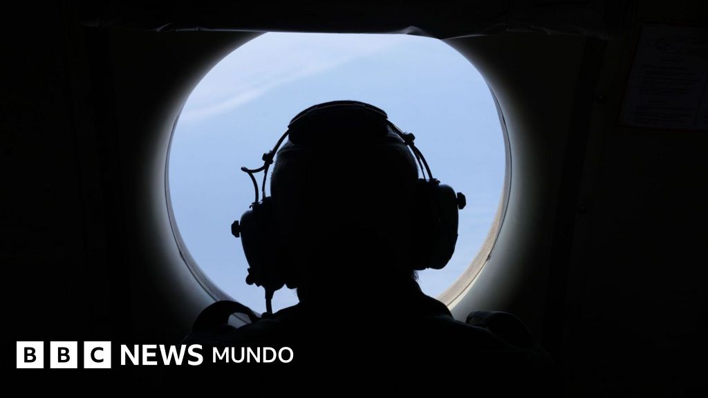 El avión que ve debajo del agua: cómo operan las naves que buscan desde el aire el sumergible Titán perdido cuando se dirigía al Titanic