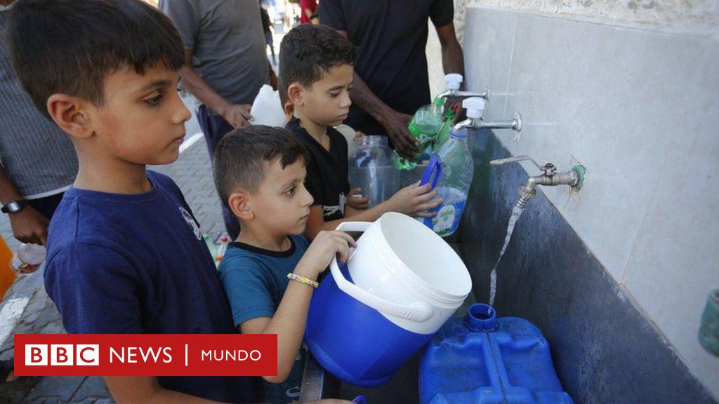 "Estoy bebiendo agua contaminada porque no tengo más opción": la crisis de suministro por el bloqueo de Israel a Gaza