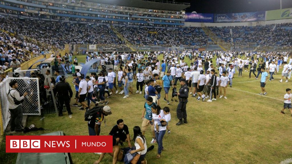 Estampida en El Salvador: al menos 12 personas mueren en una avalancha humana en un estadio en San Salvador