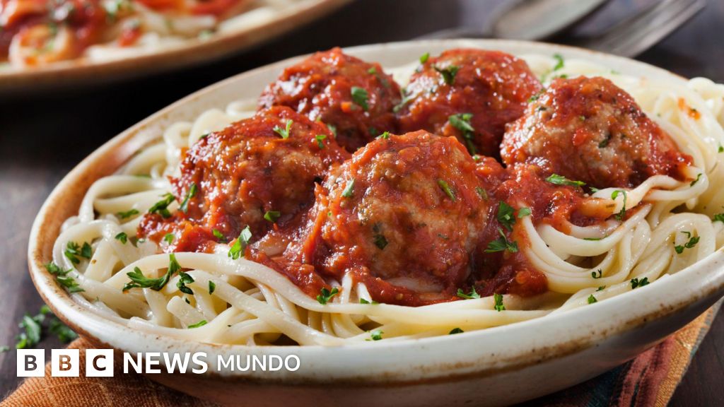 ¿Por qué palabras como 'almóndiga' y 'toballa' aparecen en el diccionario, si no son correctas?