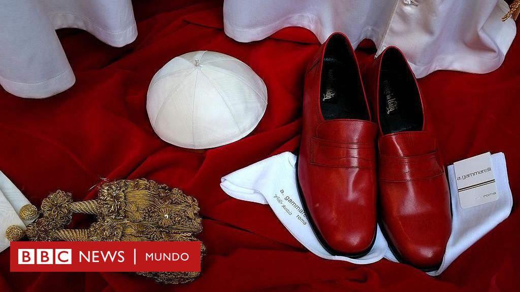 Por qué los Papas usan zapatos rojos y otras curiosidades sobre el máximo líder de la Iglesia católica