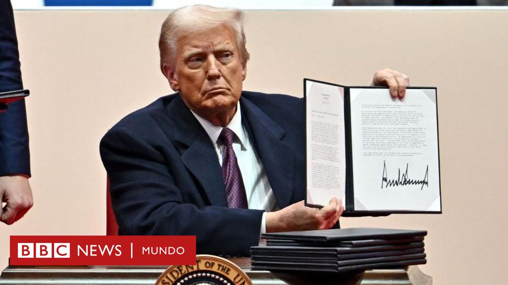 Trump firma sus primeras órdenes ejecutivas frente a miles de simpatizantes y revoca casi 80 políticas del anterior gobierno