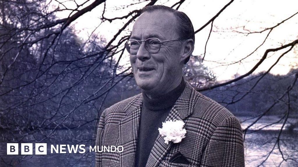 El carné que prueba que el príncipe Bernardo de Países Bajos perteneció al partido nazi (algo que siempre negó)