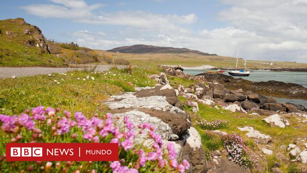 Eigg, la isla en Escocia que fue comprada por sus habitantes y es un ejemplo de vida sostenible