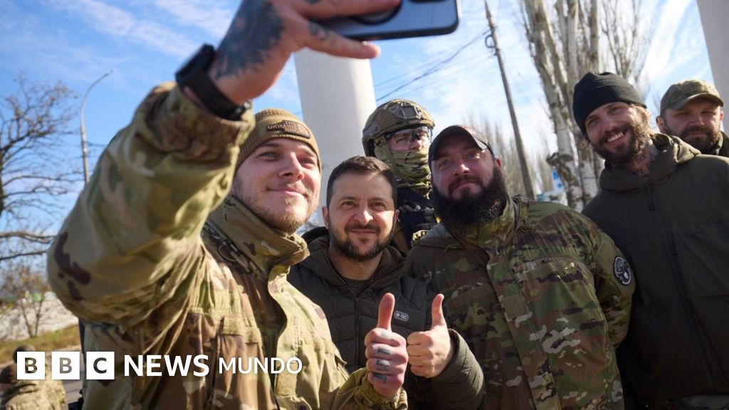 "Es el principio del fin de la guerra", dice Zelensky en su emotiva visita a la liberada ciudad de Jersón