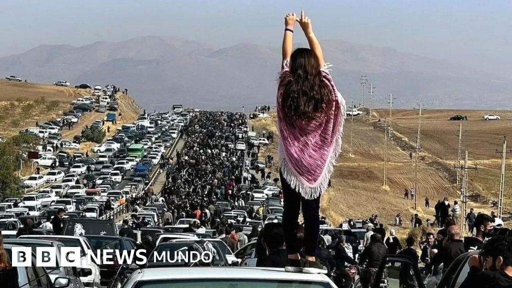 Las impactantes imágenes que muestran la escalada de furia y protestas en Irán a 40 días de la muerte de Mahsa Amini