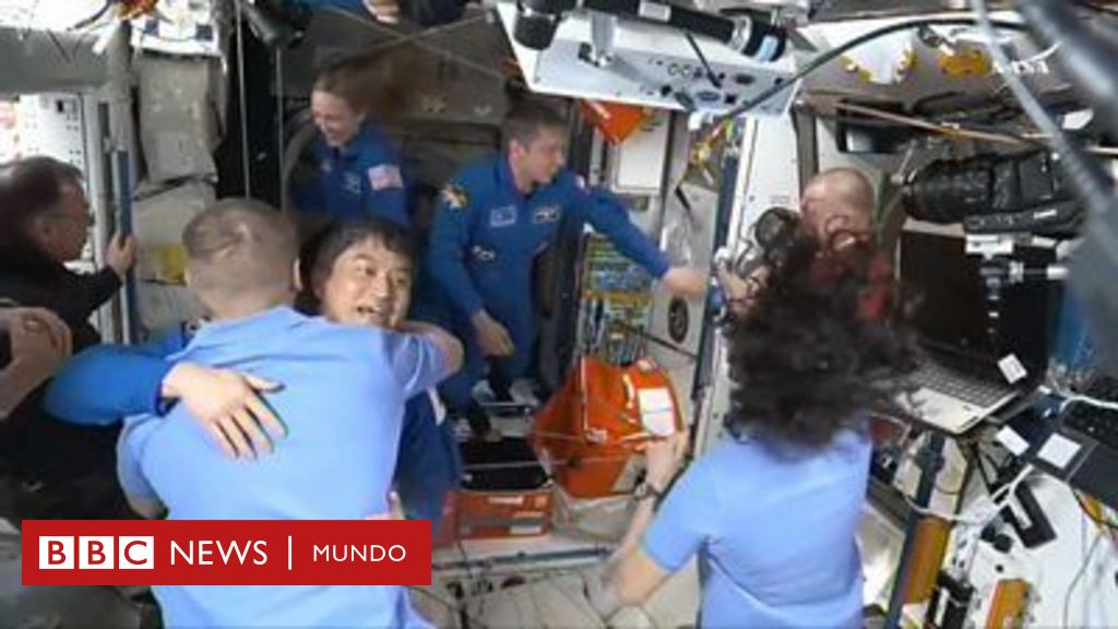 La alegría de los astronautas que llevan 9 meses varados en el espacio al recibir a la tripulación que les permitirá regresar a casa