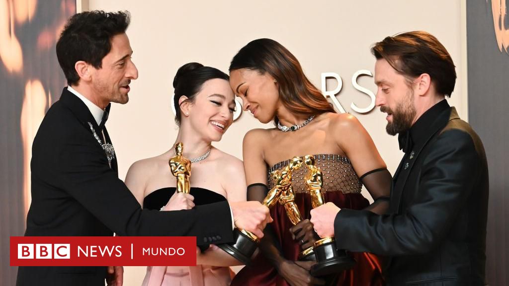 Entre política y besos sorpresivos en la boca: 5 momentos memorables de la ceremonia de los Oscar en que "Anora" se convirtió en la gran ganadora