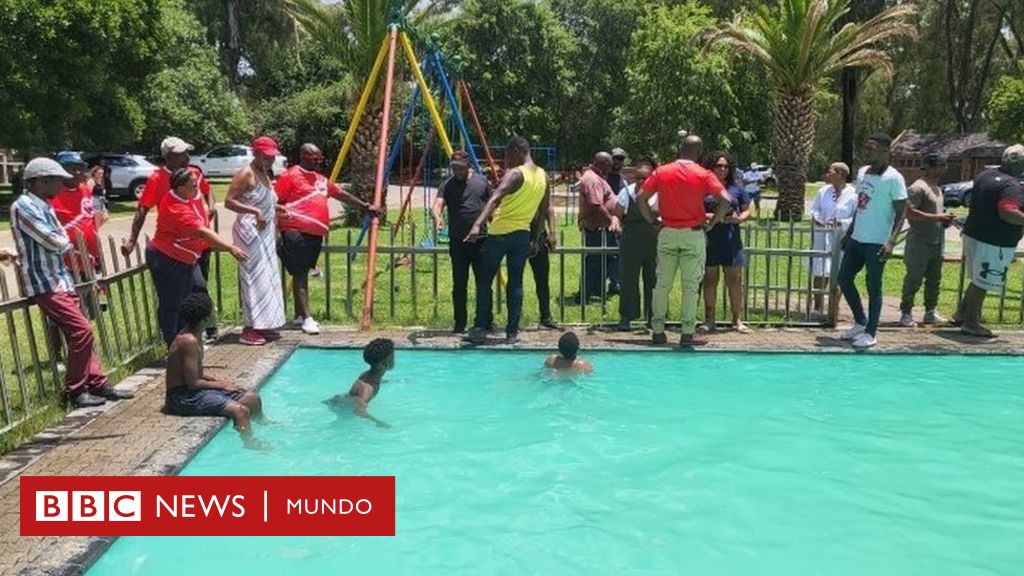 “Nos dijeron que la piscina era solo para blancos”: el enfrentamiento entre un grupo de hombres blancos y adolescentes negros que conmociona a Sudáfrica