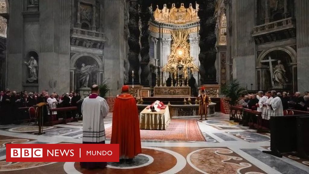 Śmierć Benedykta XVI: historyczne fotografie spalonej kaplicy papieża emeryta podczas pożegnania z Watykanem