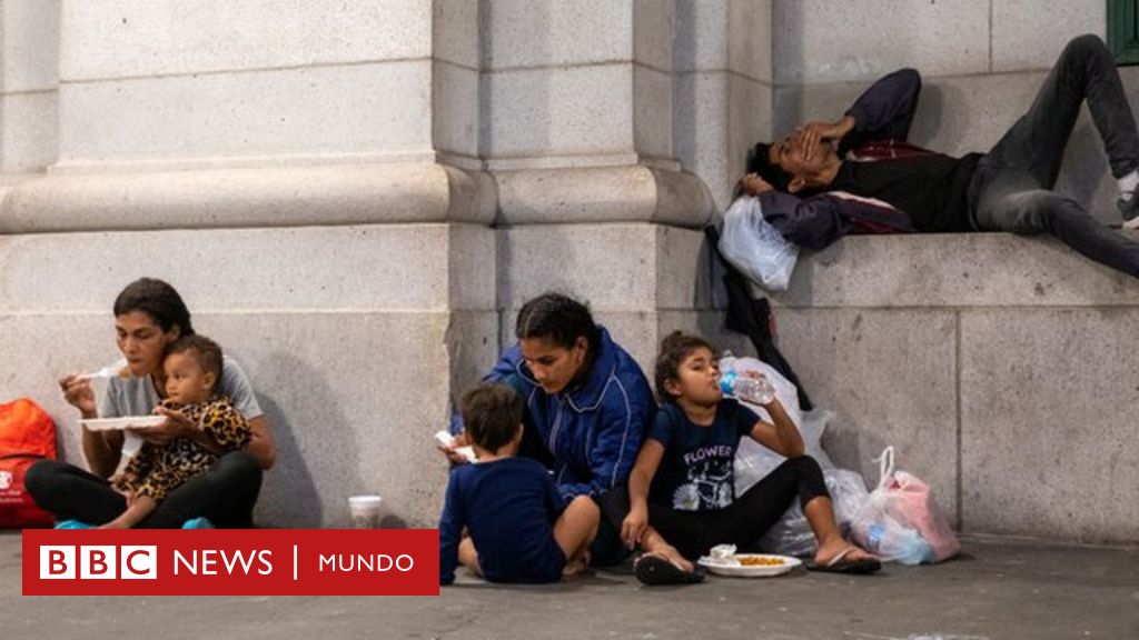 Texas dan Arizona memindahkan ribuan imigran ke Washington, DC, dan membanjiri layanan di ibu kota AS.