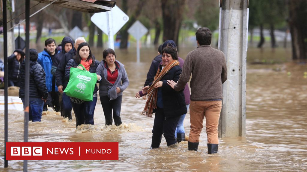 Las imágenes de las inundaciones en el sur y centro de Chile por las que el presidente Boric declaró "estado de catástrofe"