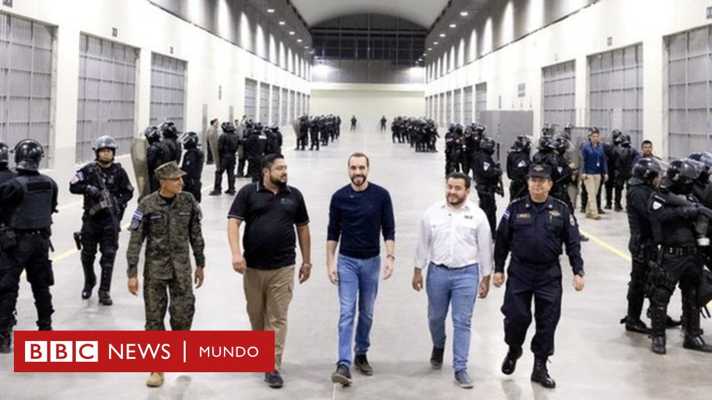 La megacárcel que Bukele inauguró en El Salvador, el país con la mayor tasa de población penitenciaria del mundo