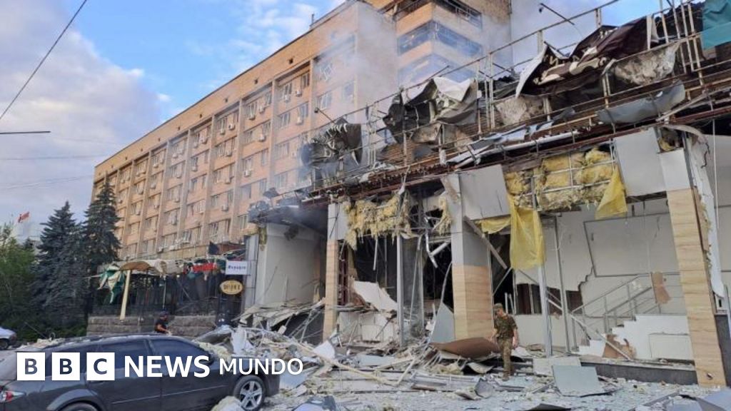 Los colombianos Sergio Jaramillo, Héctor Abad y Catalina Gómez salen ilesos de un ataque ruso con misiles contra un restaurante en Ucrania que dejó 10 muertos