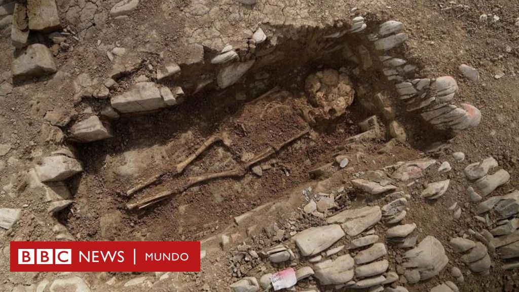 Esqueletos en posiciones inusuales y artefactos inesperados: el cementerio medieval de Gales que intriga a los científicos