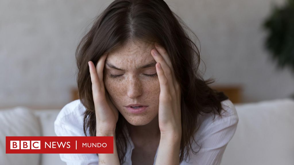 ¿Por qué las mujeres tienen más y peores migrañas que los hombres?: así lo explica una neuróloga