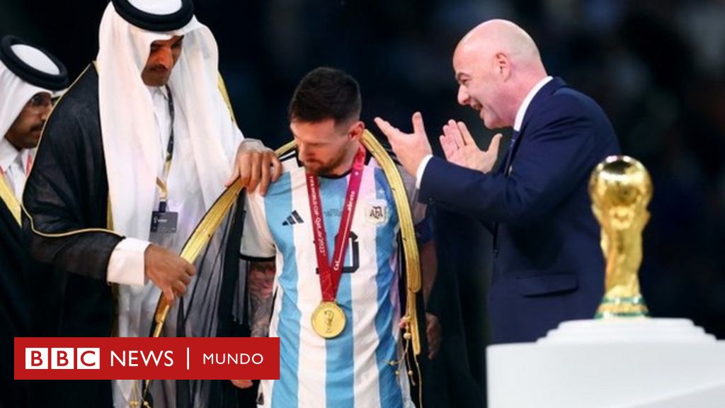 Argentina gana el Mundial: qué es el bisht, la túnica negra y dorada con la que Messi recibió la Copa del Mundo