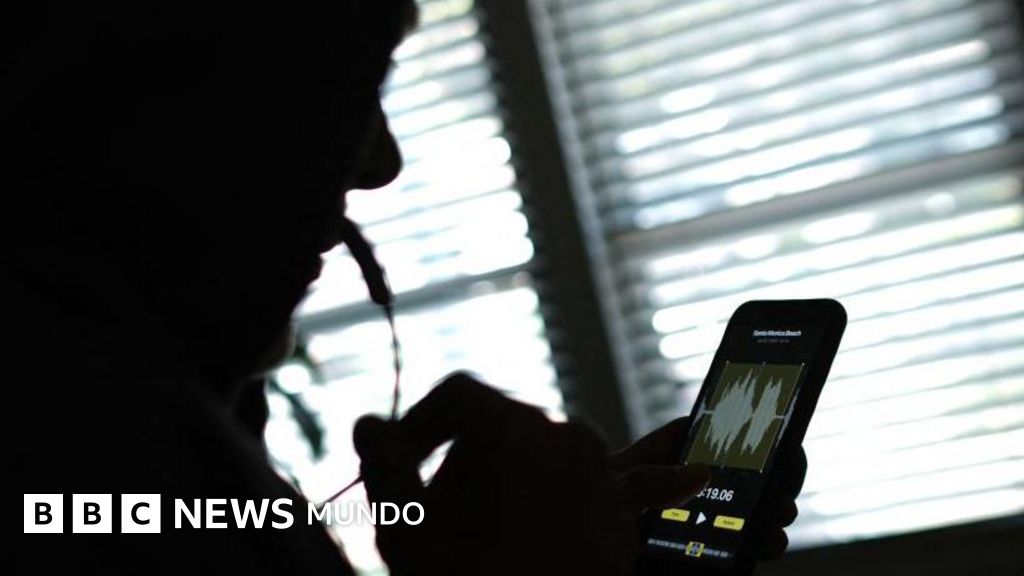 El cada vez más frecuente uso de voces familiares clonadas con inteligencia artificial para realizar estafas telefónicas (y cómo protegerse)