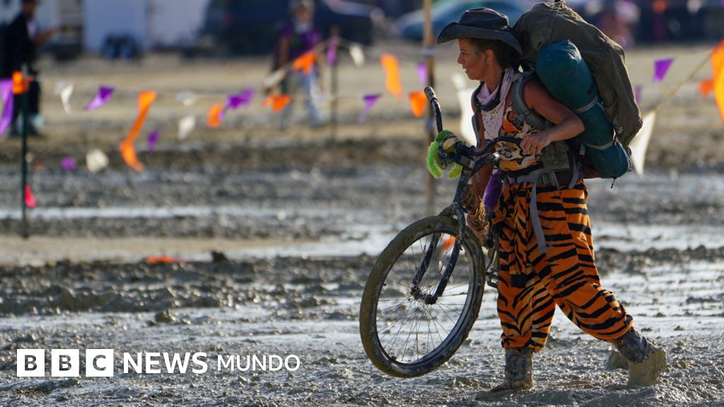 Las imágenes de la lluvia y el barro que dejaron atrapadas a más de 70.000 personas en el famoso festival Burning Man