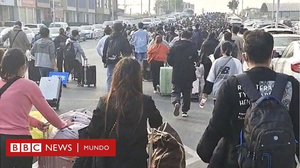 El pánico en China que llevó a la fuga masiva de trabajadores en una de mayores fábricas de Apple del mundo - BBC News Mundo