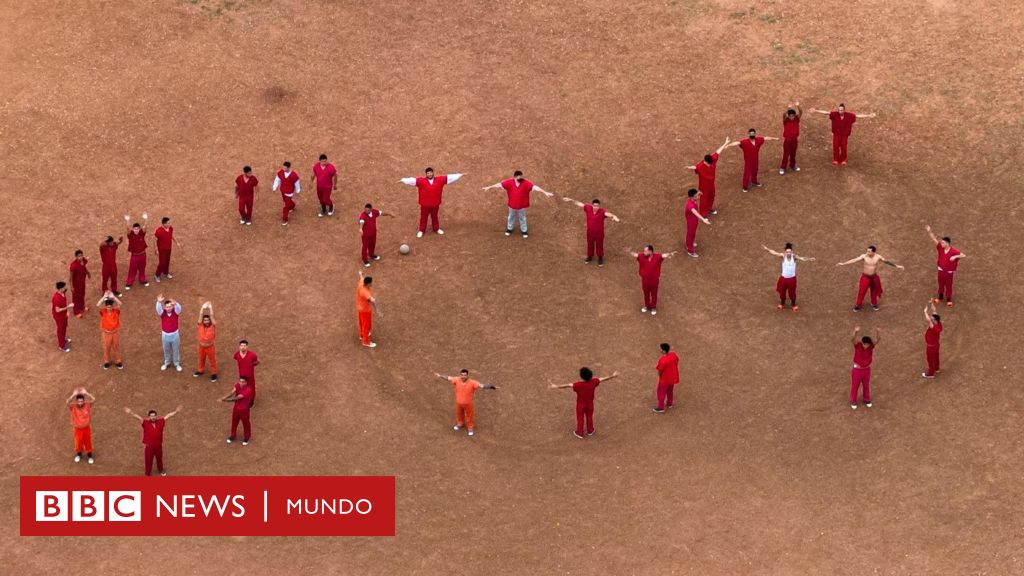 El grupo de migrantes que formó un SOS gigante para pedir ayuda desde un centro de detención en Texas