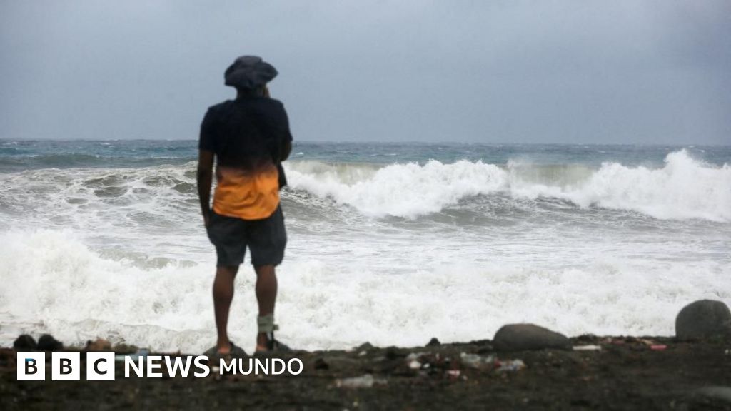 El huracán Melissa de categoría 5 amenaza Jamaica en su avance por el Caribe