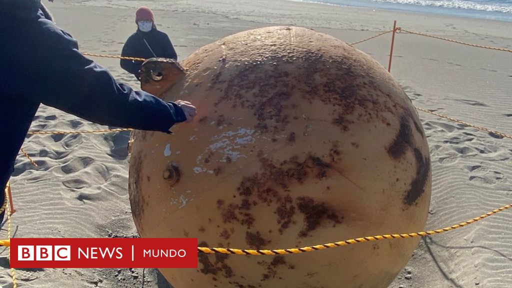 Japón: la misteriosa bola gigante hallada en una playa al suroeste de Tokio