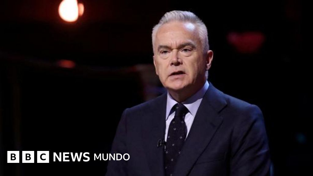 El presentador de la BBC Huw Edwards inmerso en un escándalo por el pago de unas fotos explícitas está hospitalizado con "graves problemas de salud mental"