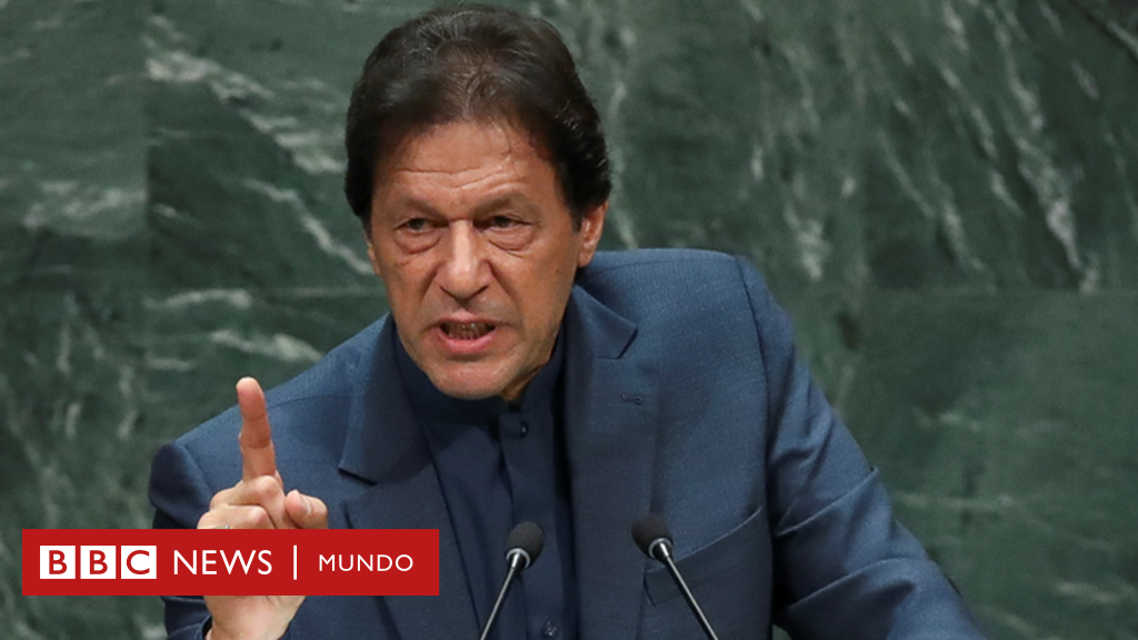 Pakistan: Juara kriket nasional Imran Khan dipecat sebagai perdana menteri setelah kehilangan kepercayaan militer