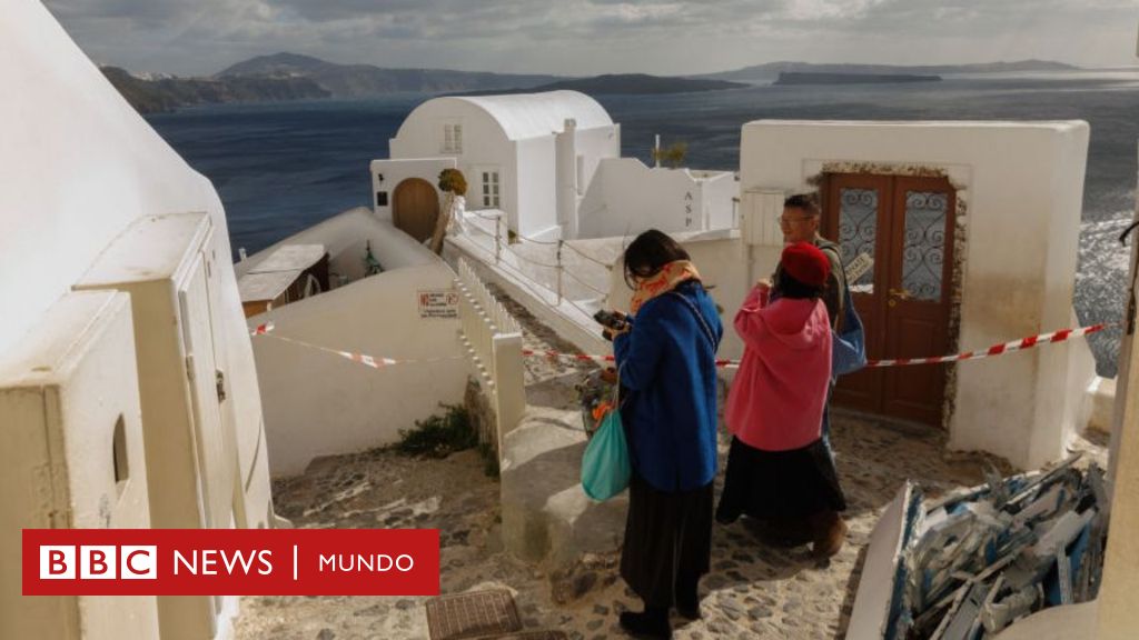 Declaran el estado de emergencia en la isla griega de Santorini después de una serie de sismos que llevó a la evacuación de más de 11.000 personas