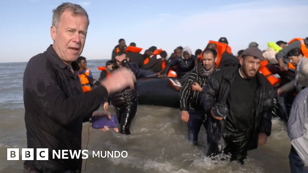 Intervención policial en bote-taxi de migrantes en el Canal de la Mancha