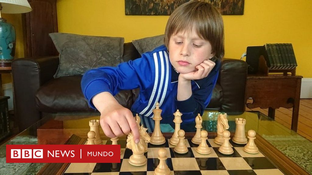 Inactividad sufrimiento incompleto El niño de 10 años que derrotó a un gran maestro de ajedrez pero no lo  contó en la escuela - BBC News Mundo