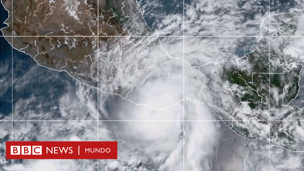 Agatha se degrada a tormenta tropical tras tocar tierra en México como el huracán más intenso en afectar el país en el mes de mayo