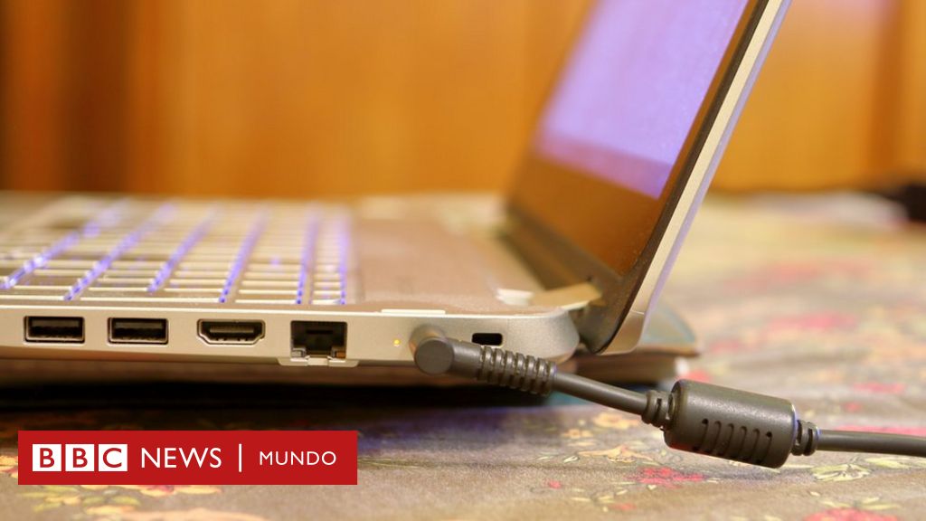 Perspectiva solo Hueso Es mejor tener la laptop enchufada todo el tiempo o usar la batería?: esto  es lo que dicen los expertos - BBC News Mundo