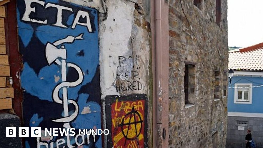 El grupo separatista vasco ETA entrega su arsenal de armas a las ...