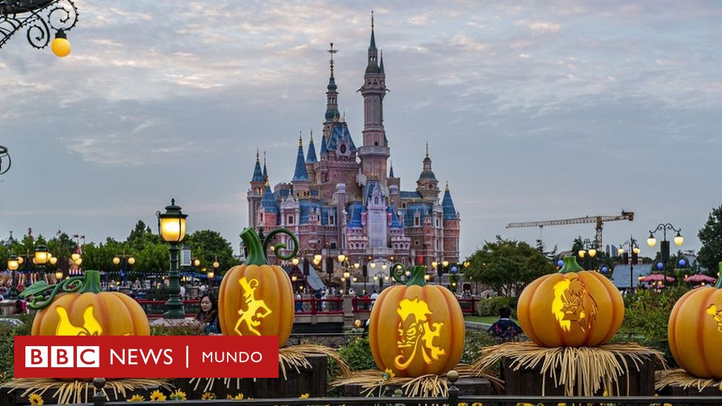 Disney en Shanghái: un grupo de turistas queda encerrado en el parque temático por la política "cero covid" de China